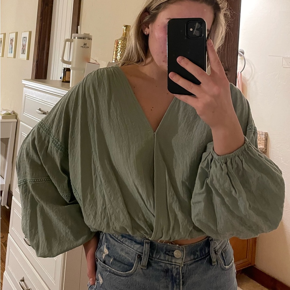 Very J Light mint/green cropped blouse